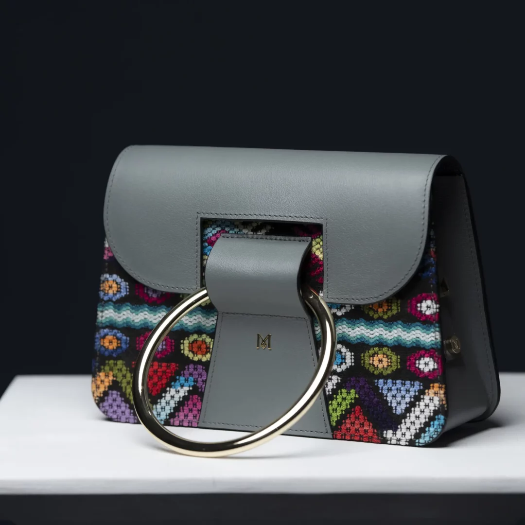 Sac à main en cuir et Huipil de Marimba Couture, modèle El Nativo de couleur gris