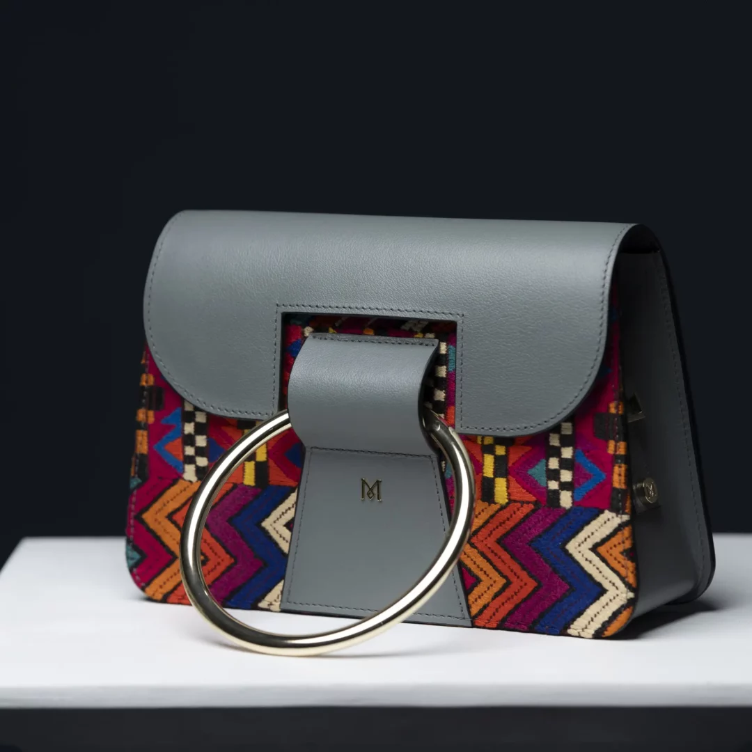 Sac à main en cuir et Huipil de Marimba Couture, modèle El Nativo de couleur gris