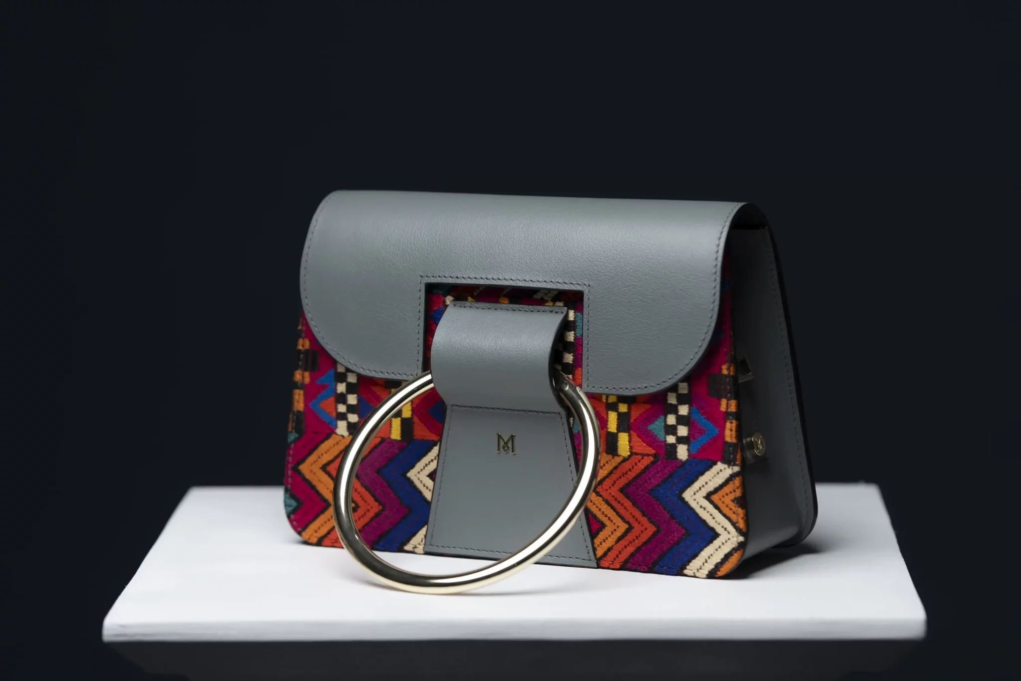 Sac à main en cuir et Huipil de Marimba Couture, modèle El Nativo de couleur gris