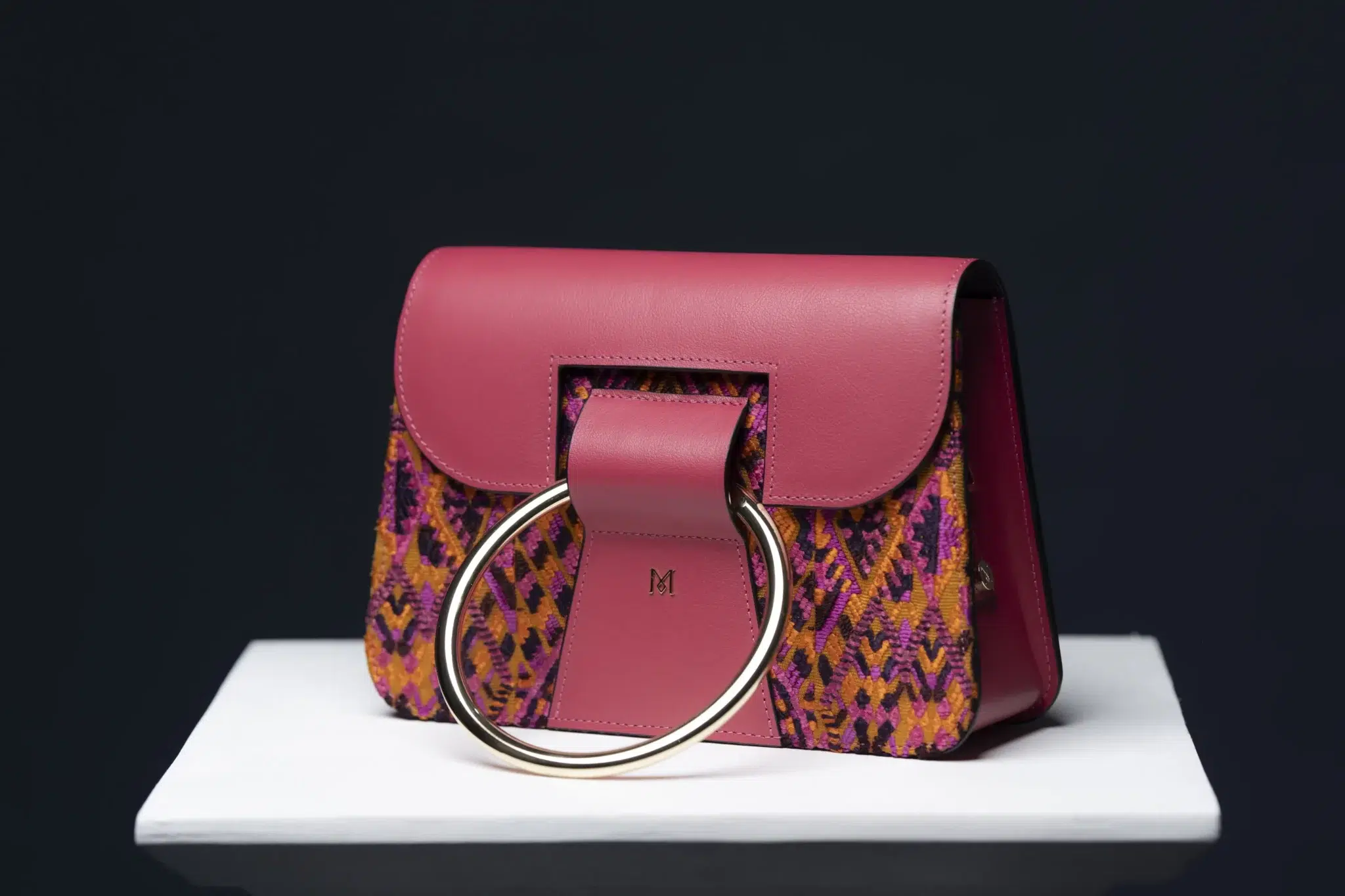 Sac à main en cuir et Huipil de Marimba Couture, modèle El Nativo de couleur rose