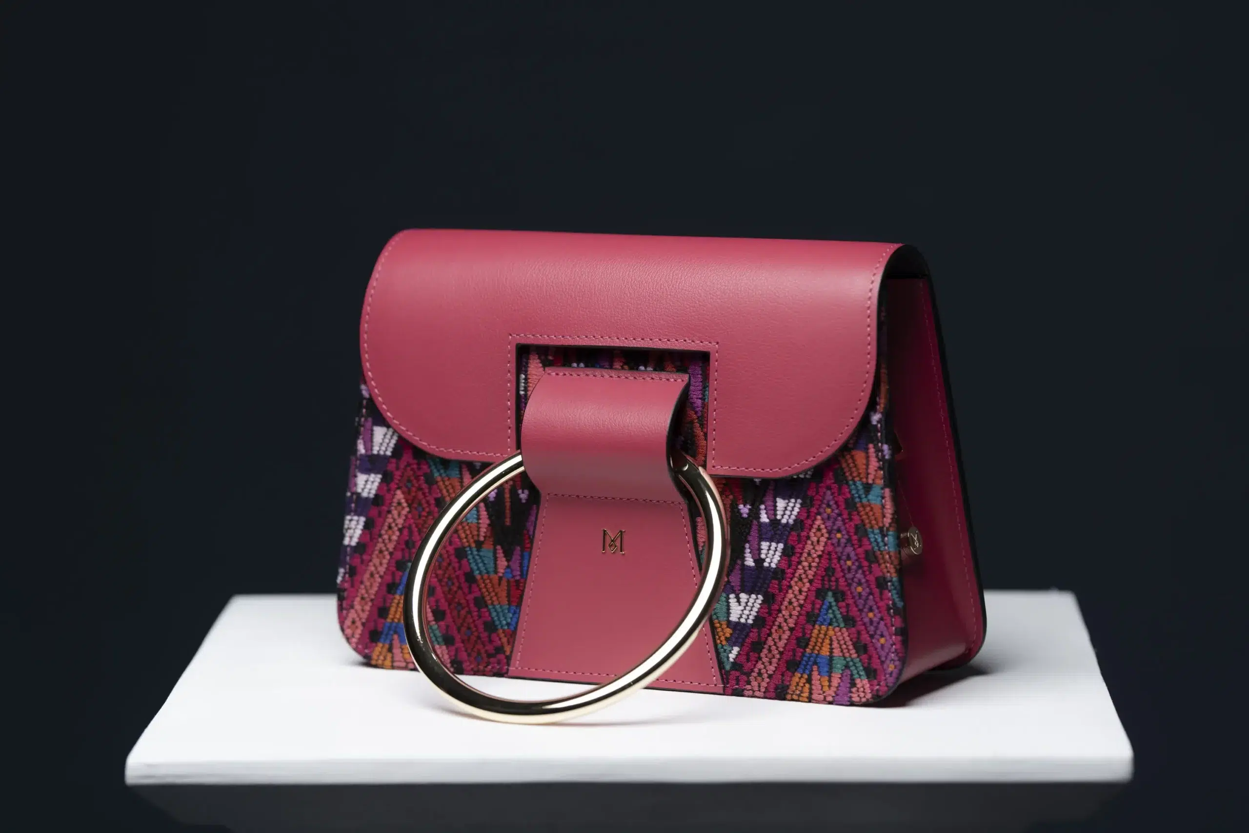 Sac à main en cuir et Huipil de Marimba Couture, modèle El Nativo de couleur rose