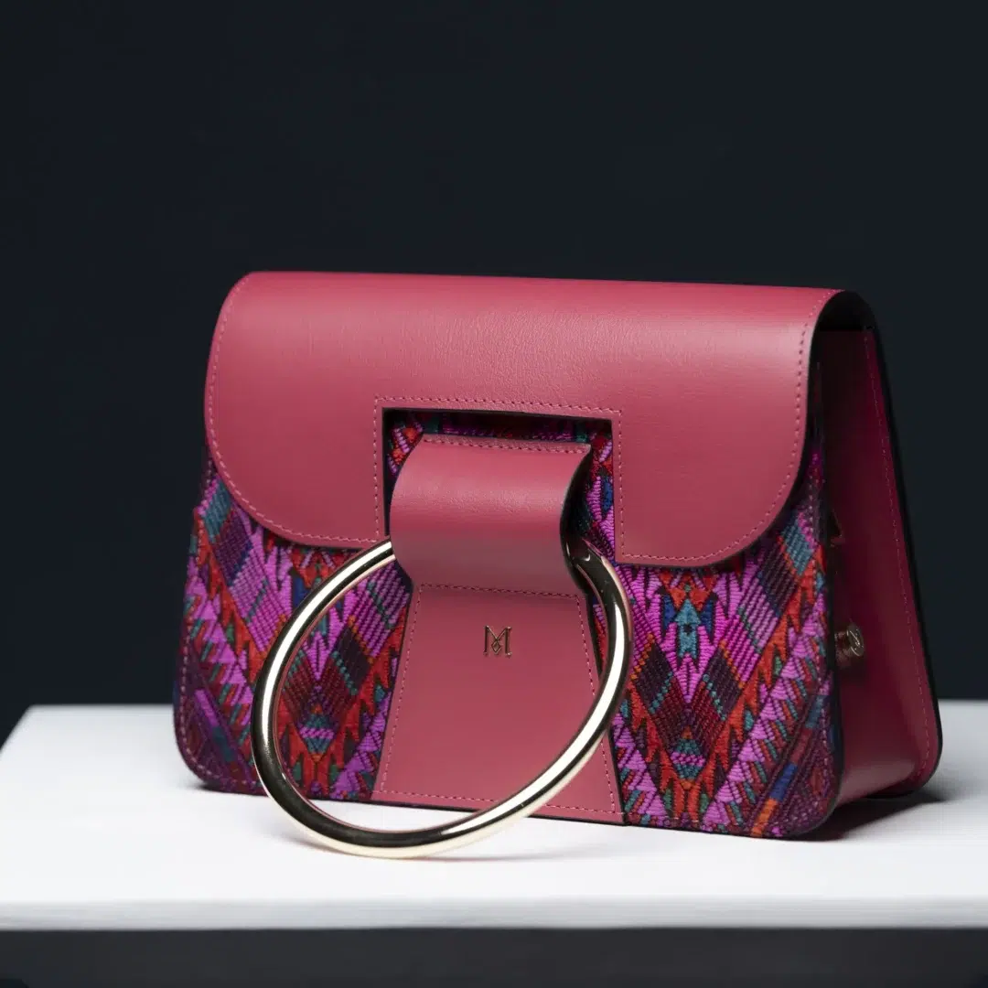 Sac à main en cuir et Huipil de Marimba Couture, modèle El Nativo de couleur rose