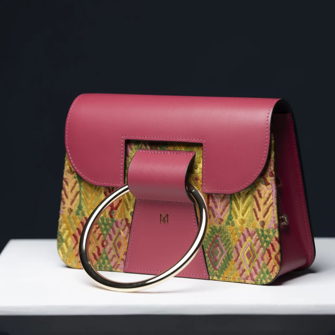 Sac à main en cuir et Huipil de Marimba Couture, modèle El Nativo de couleur rose