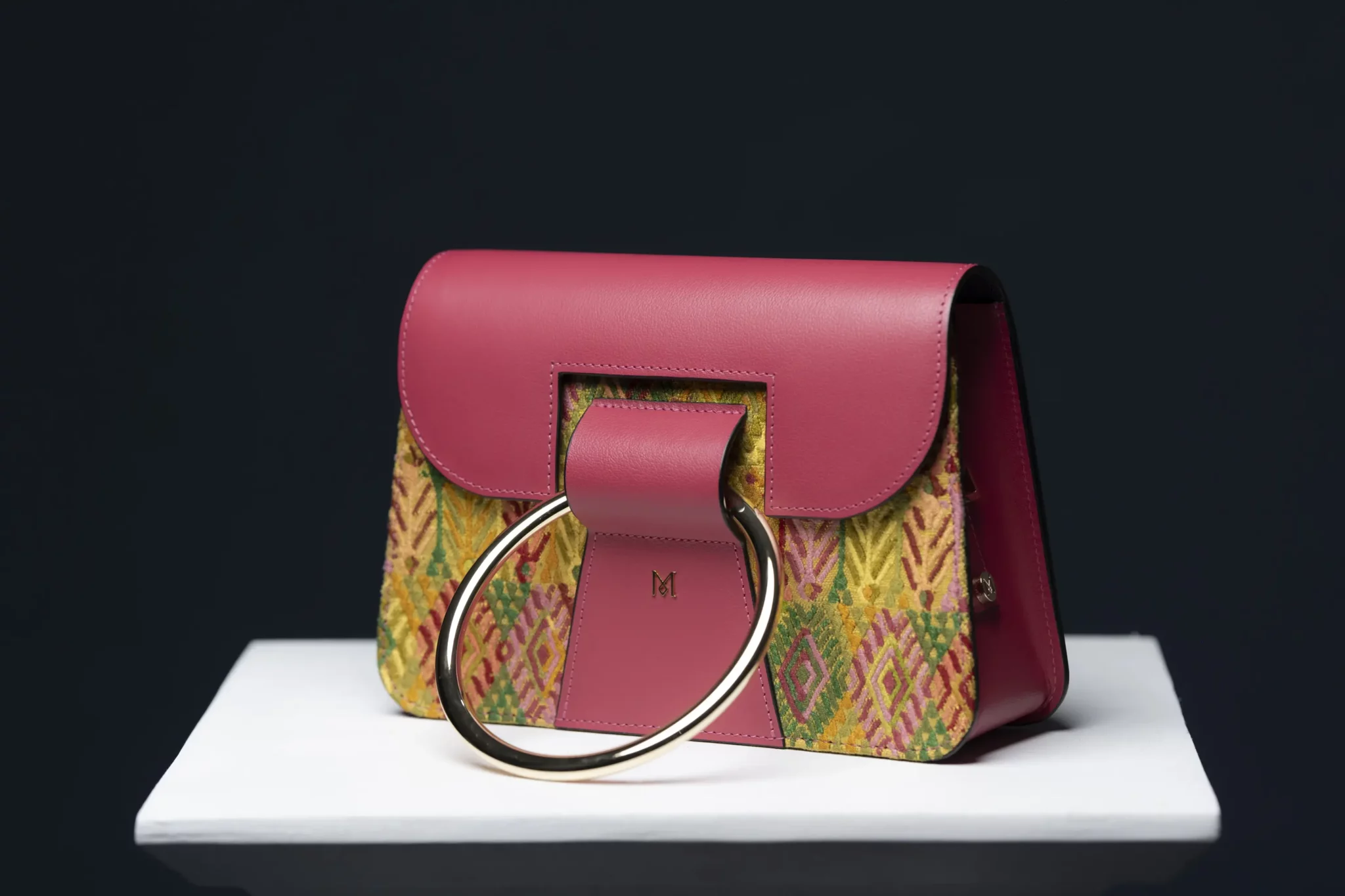 Sac à main en cuir et Huipil de Marimba Couture, modèle El Nativo de couleur rose