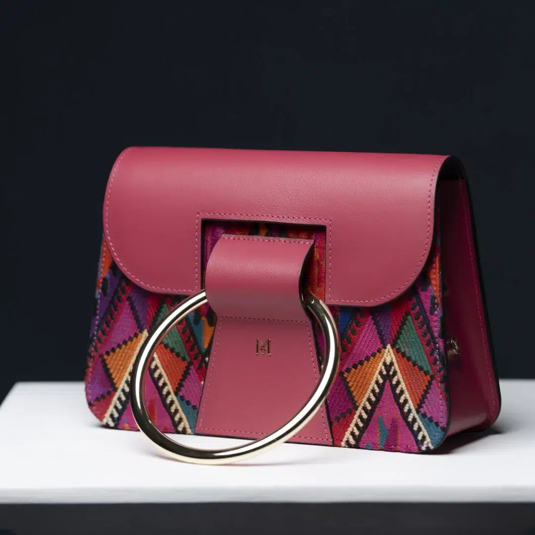 Sac à main en cuir et Huipil de Marimba Couture, modèle El Nativo de couleur rose