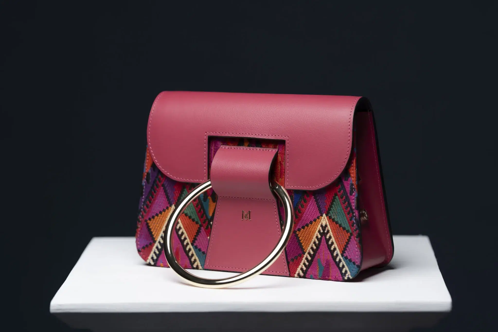 Sac à main en cuir et Huipil de Marimba Couture, modèle El Nativo de couleur rose