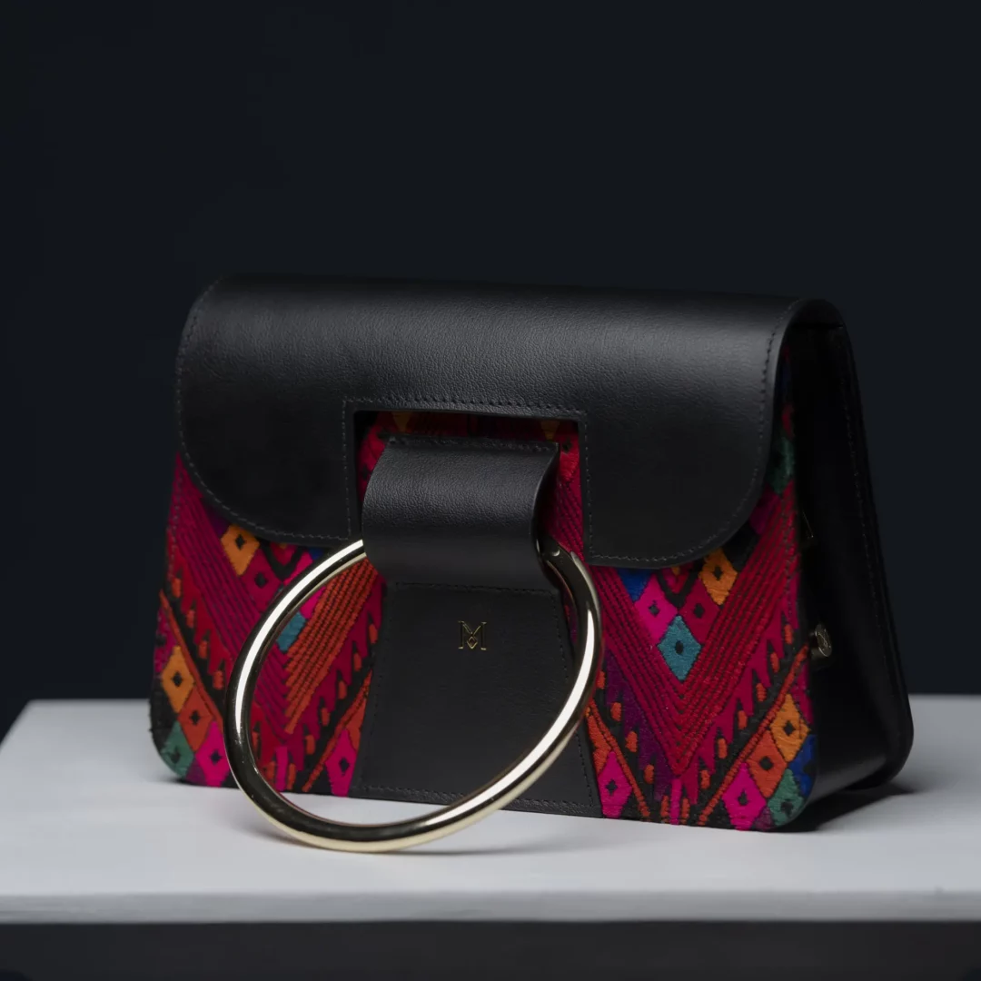 Sac à main en cuir et Huipil de Marimba Couture, modèle El Nativo de couleur noir