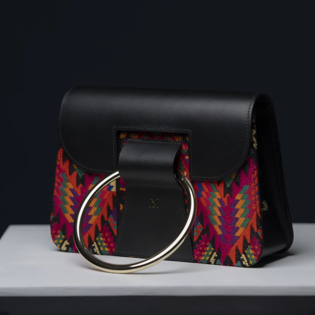 Sac à main en cuir et Huipil de Marimba Couture, modèle El Nativo de couleur noir