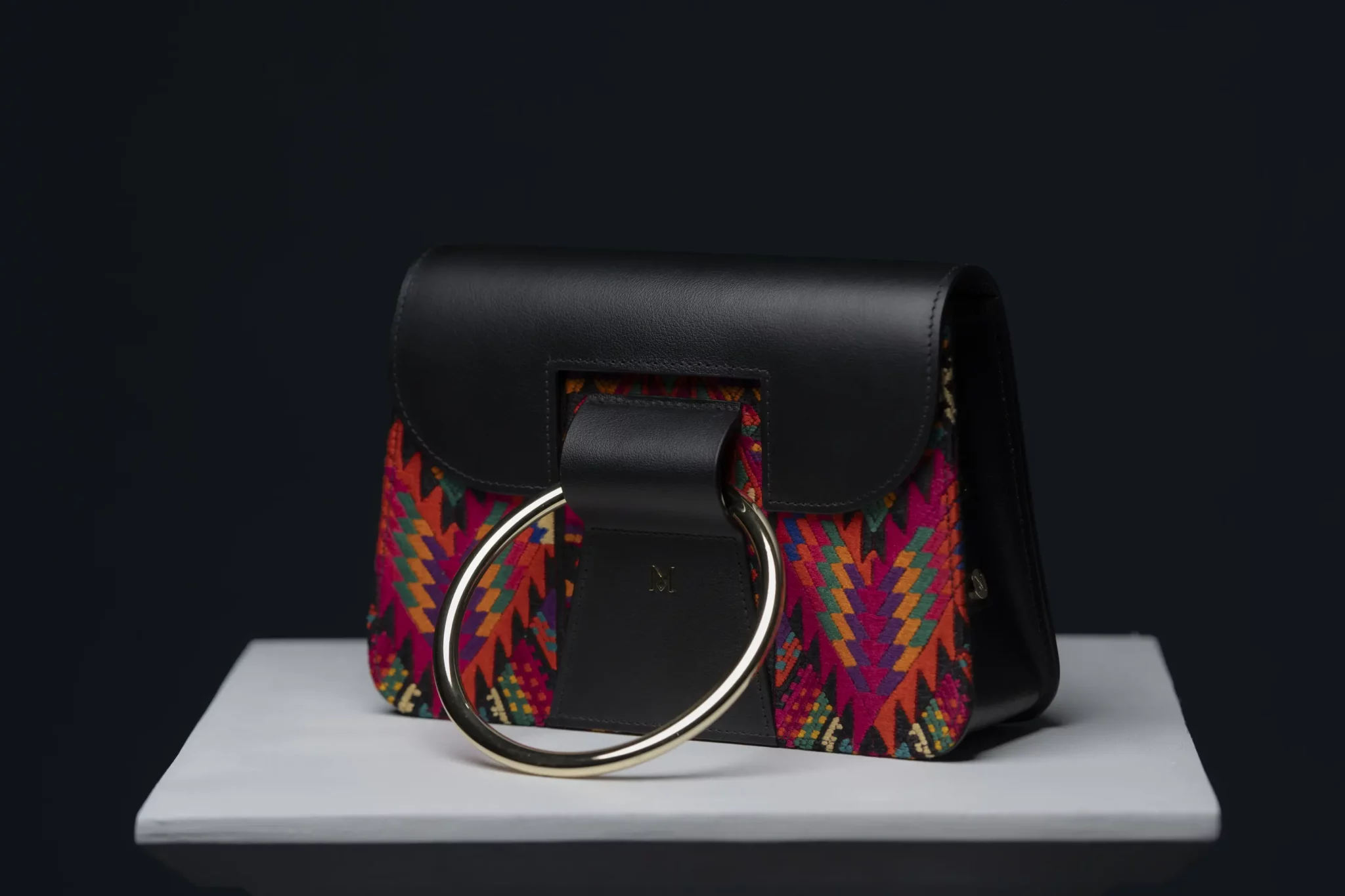 Sac à main en cuir et Huipil de Marimba Couture, modèle El Nativo de couleur noir