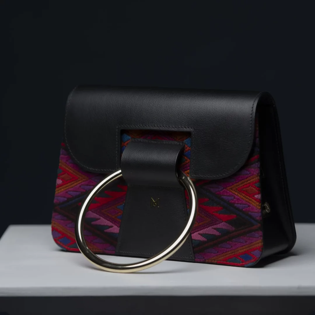 Sac à main en cuir et Huipil de Marimba Couture, modèle El Nativo de couleur noir