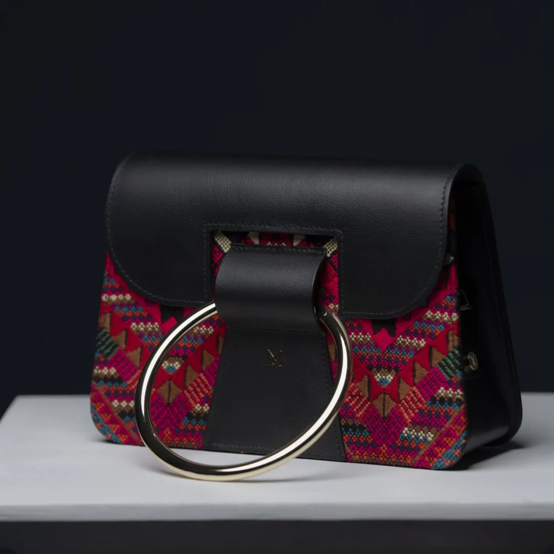 Sac à main en cuir et Huipil de Marimba Couture, modèle El Nativo de couleur noir