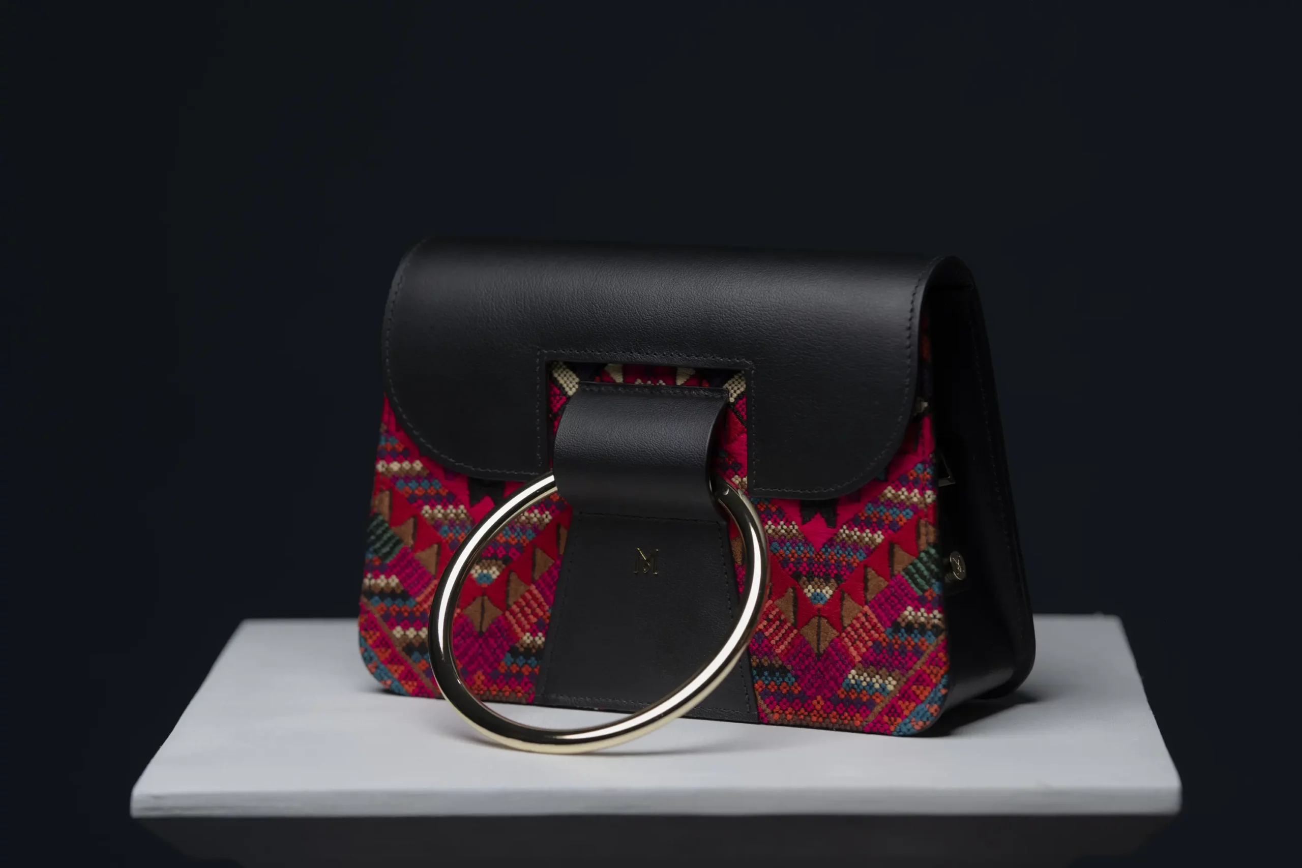 Sac à main en cuir et Huipil de Marimba Couture, modèle El Nativo de couleur noir