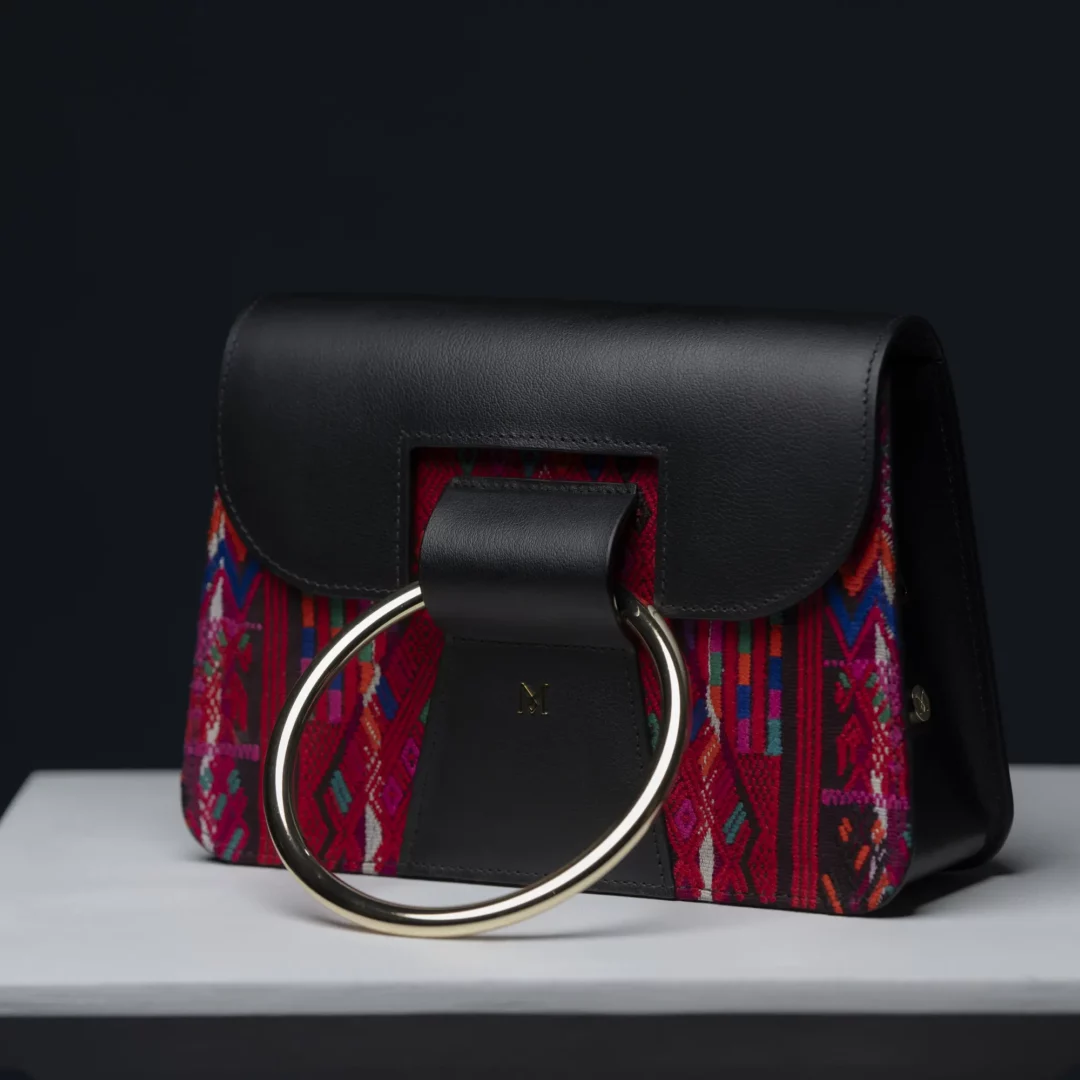 Sac à main en cuir et Huipil de Marimba Couture, modèle El Nativo de couleur noir