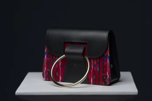 Sac à main en cuir et Huipil de Marimba Couture, modèle El Nativo de couleur noir