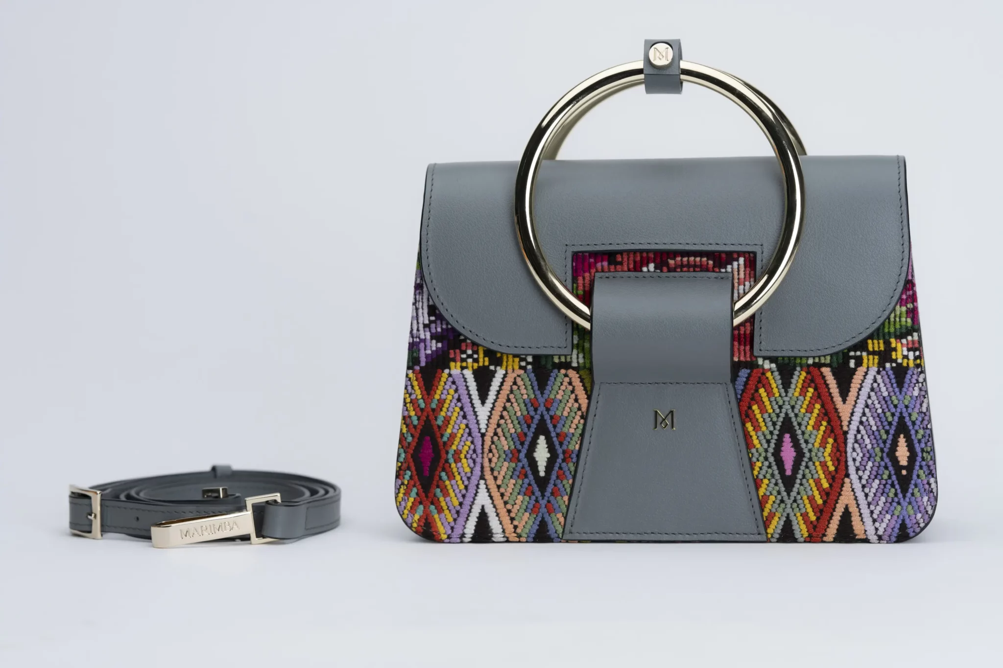 Sac à main en cuir et Huipil de Marimba Couture, modèle El Nativo de couleur gris