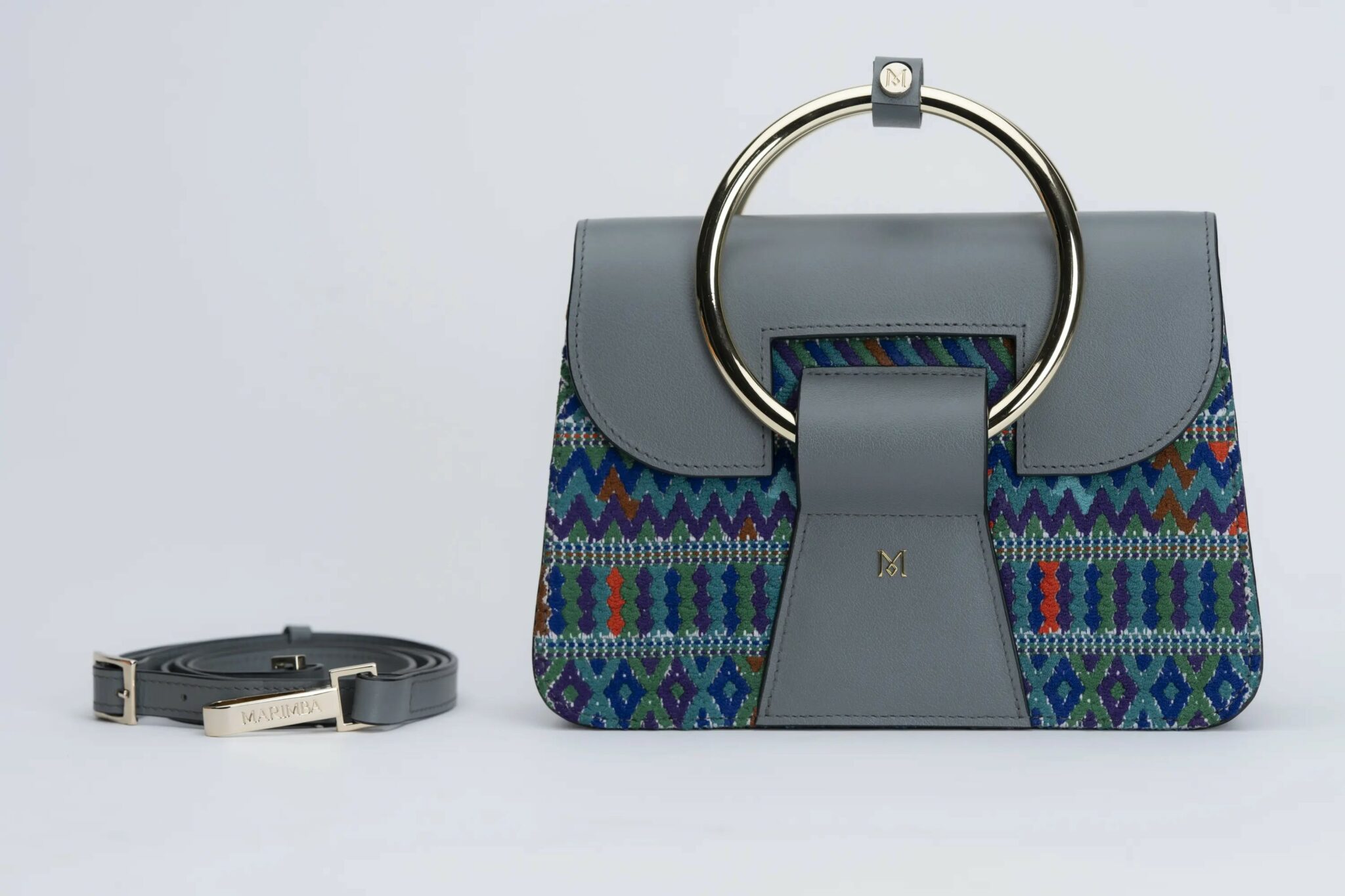 Sac à main en cuir et Huipil de Marimba Couture, modèle El Nativo de couleur gris