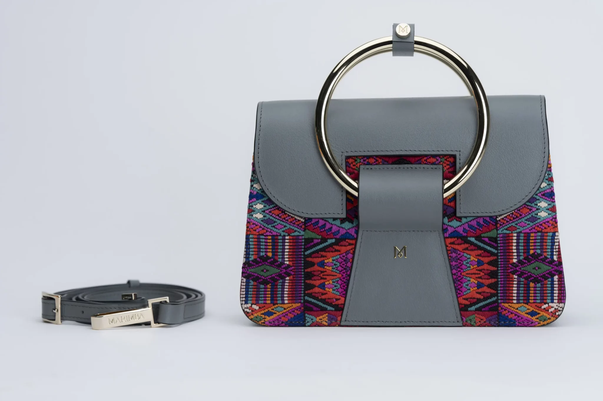 Sac à main en cuir et Huipil de Marimba Couture, modèle El Nativo de couleur gris