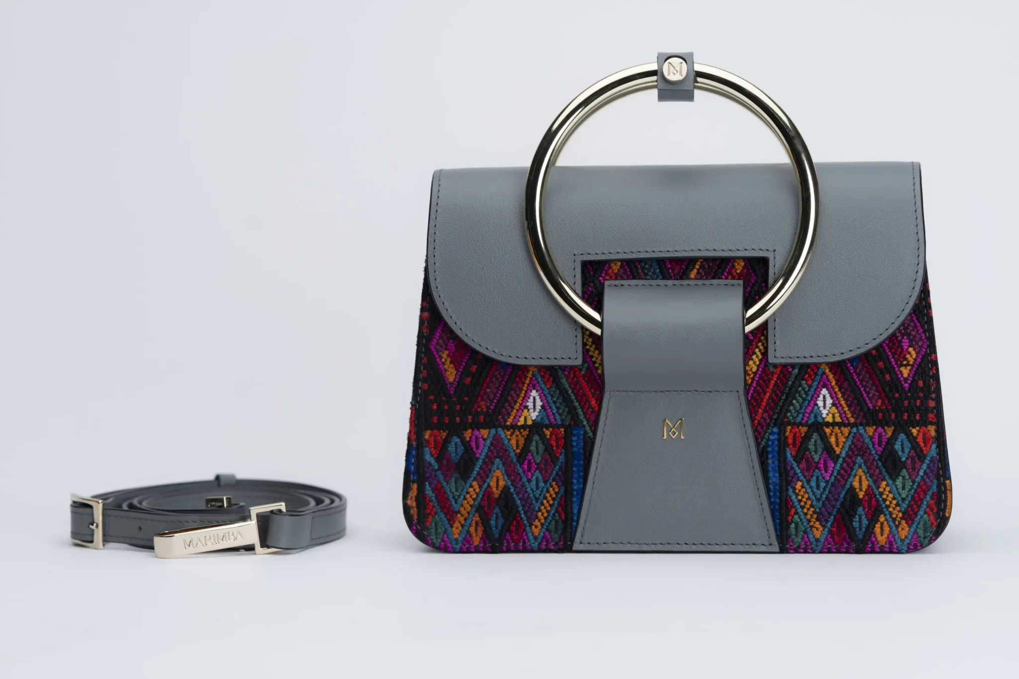 Sac à main en cuir et Huipil de Marimba Couture, modèle El Nativo de couleur gris