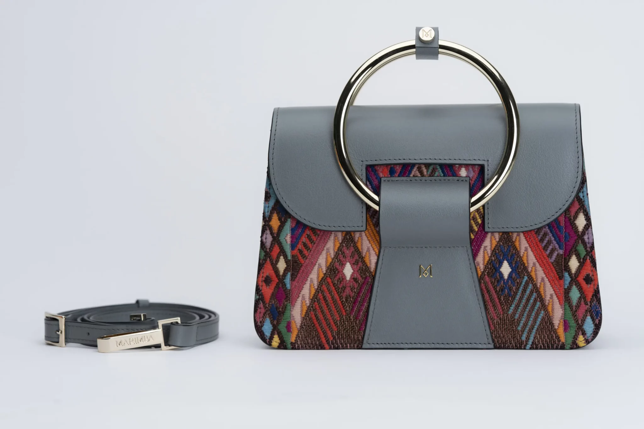 Sac à main en cuir et Huipil de Marimba Couture, modèle El Nativo de couleur gris