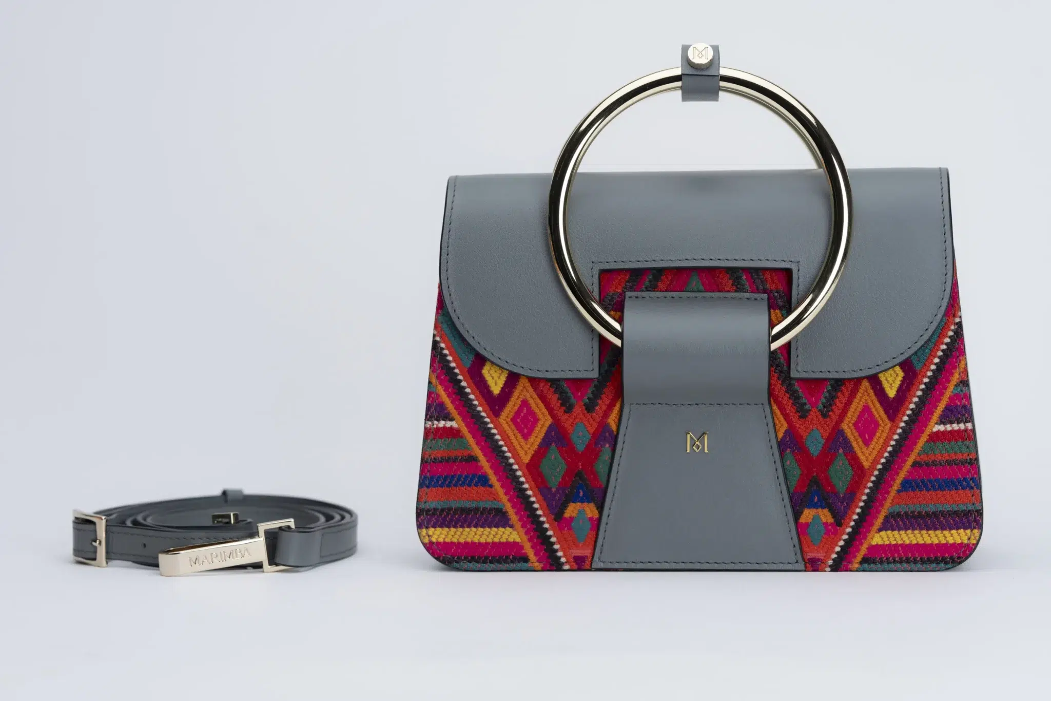 Sac à main en cuir et Huipil de Marimba Couture, modèle El Nativo de couleur gris