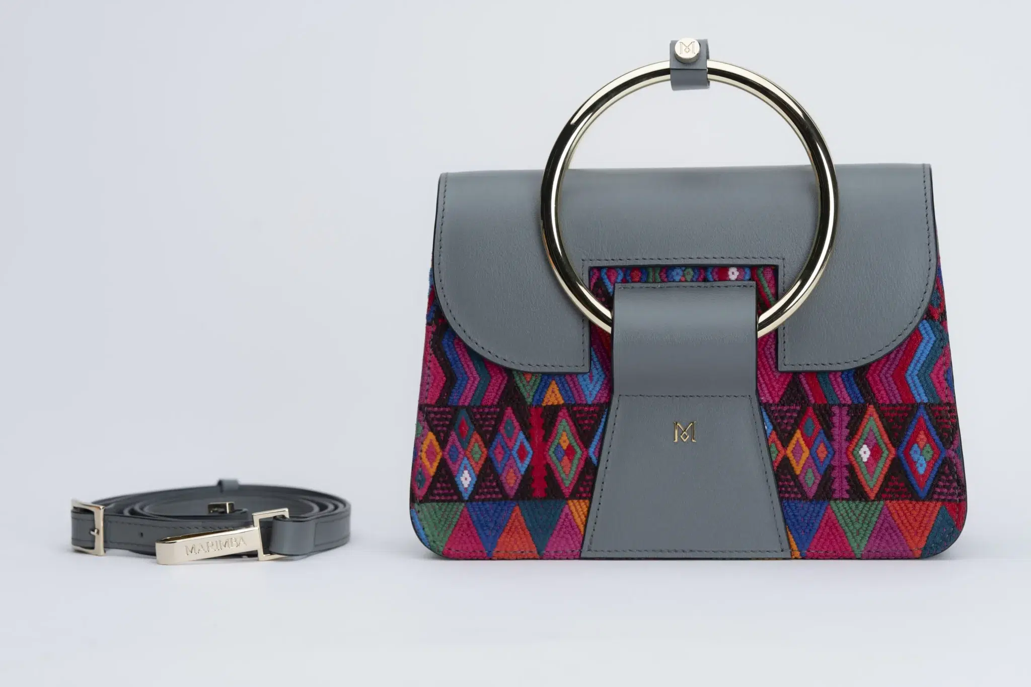 Sac à main en cuir et Huipil de Marimba Couture, modèle El Nativo de couleur gris