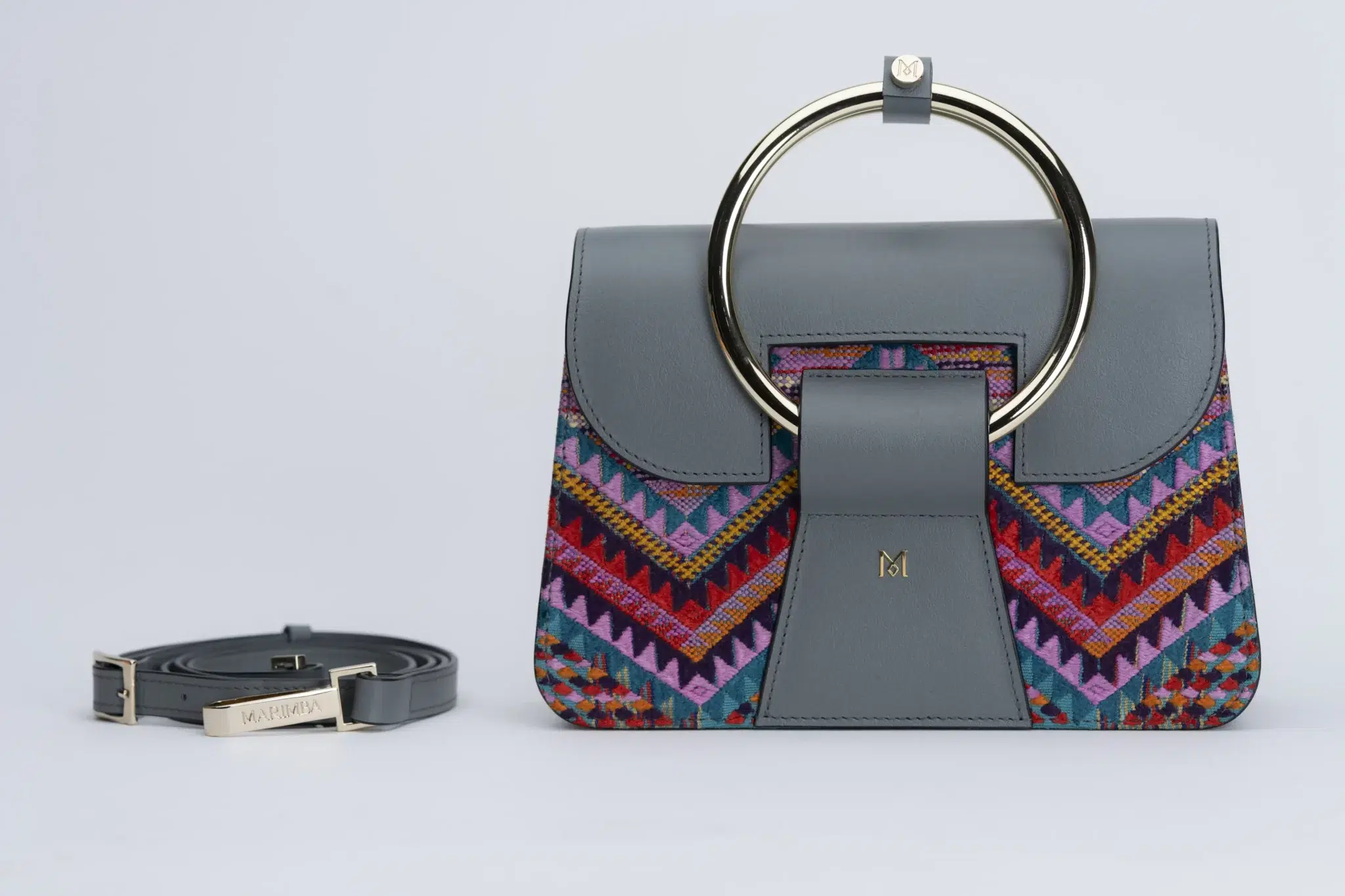 Sac à main en cuir et Huipil de Marimba Couture, modèle El Nativo de couleur gris
