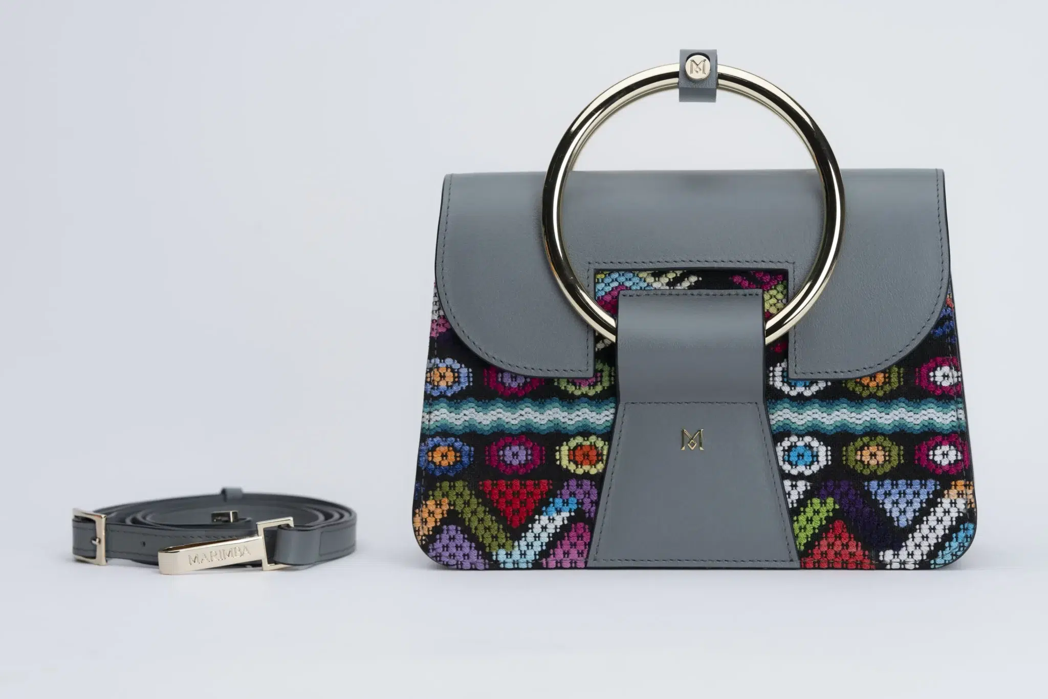 Sac à main en cuir et Huipil de Marimba Couture, modèle El Nativo de couleur gris