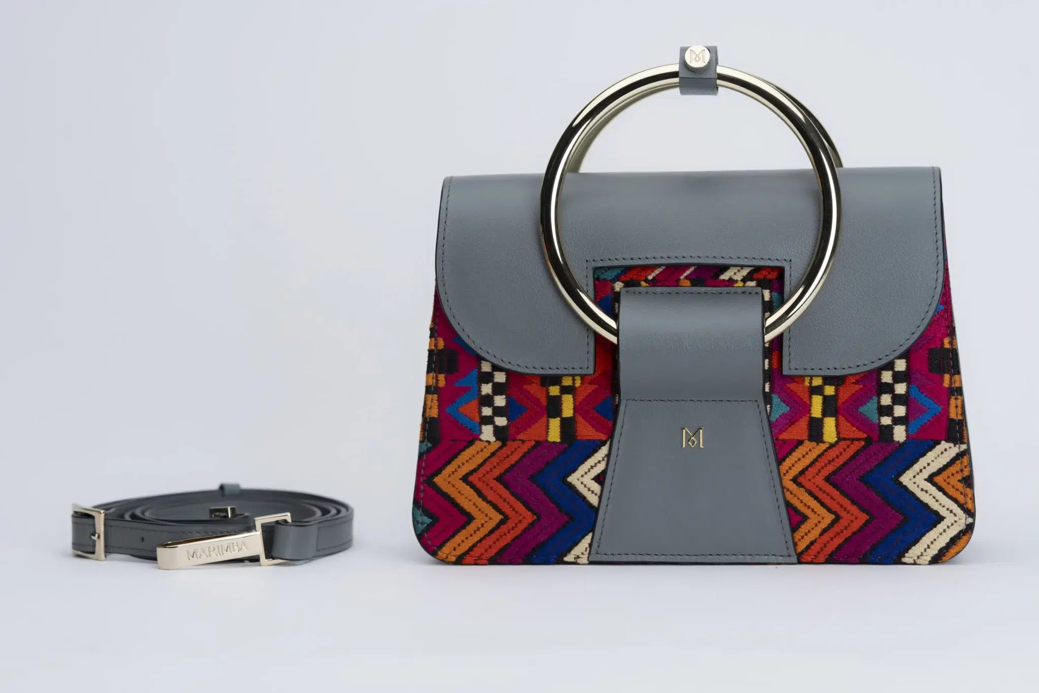 Sac à main en cuir et Huipil de Marimba Couture, modèle El Nativo de couleur gris