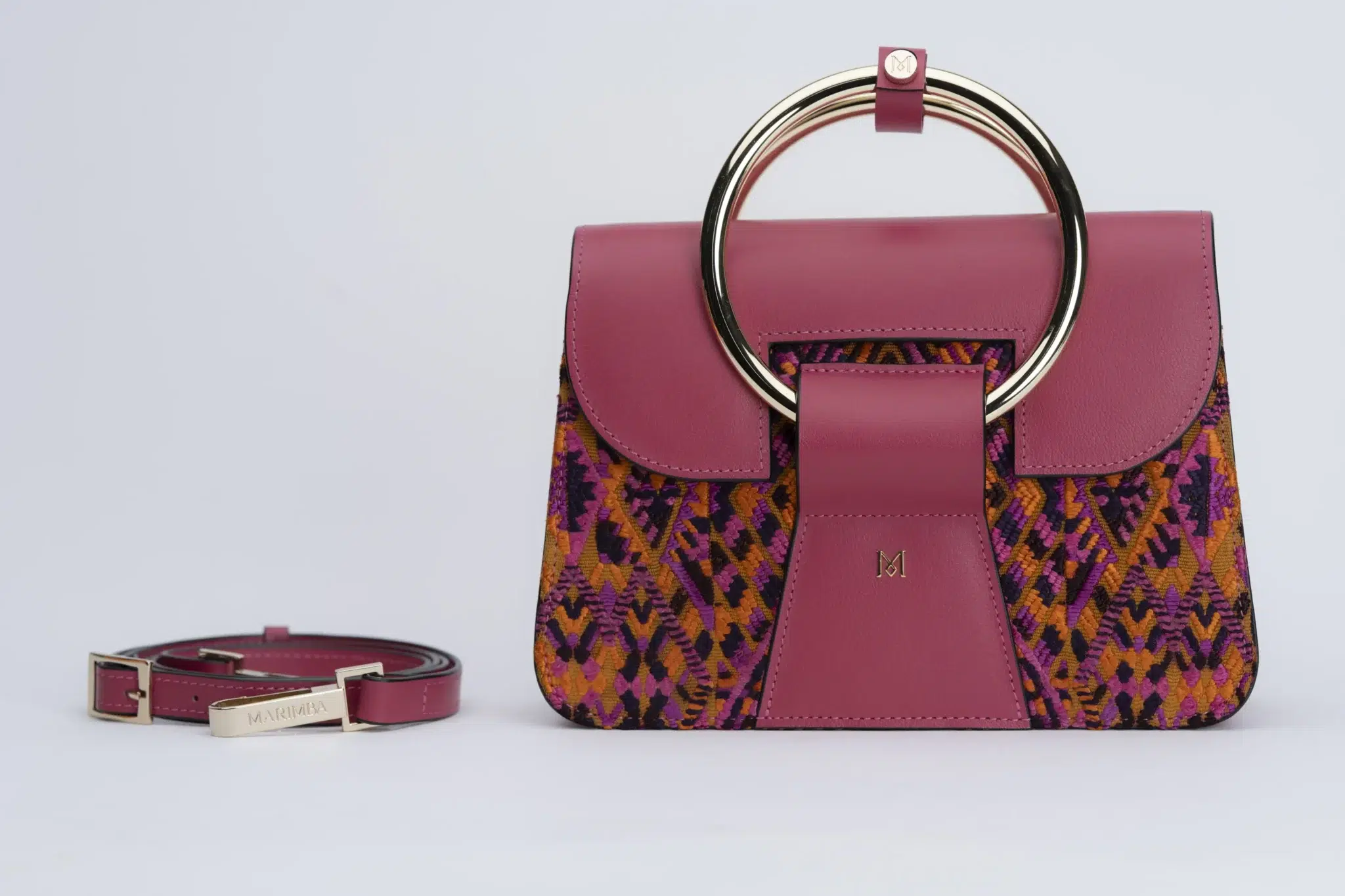 Sac à main en cuir et Huipil de Marimba Couture, modèle El Nativo de couleur rose