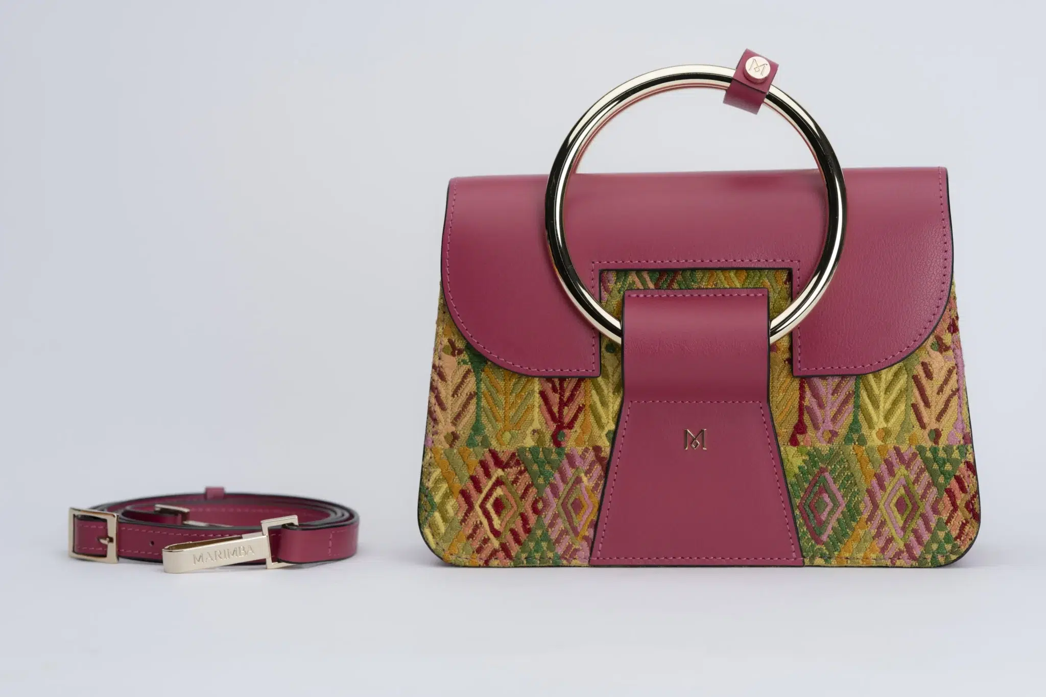 Sac à main en cuir et Huipil de Marimba Couture, modèle El Nativo de couleur rose