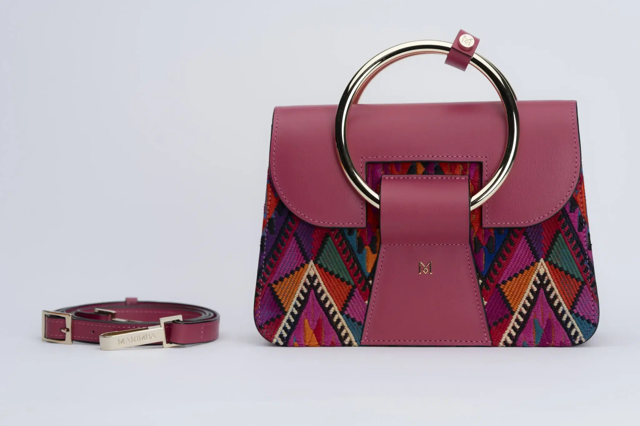 Sac à main en cuir et Huipil de Marimba Couture, modèle El Nativo de couleur rose