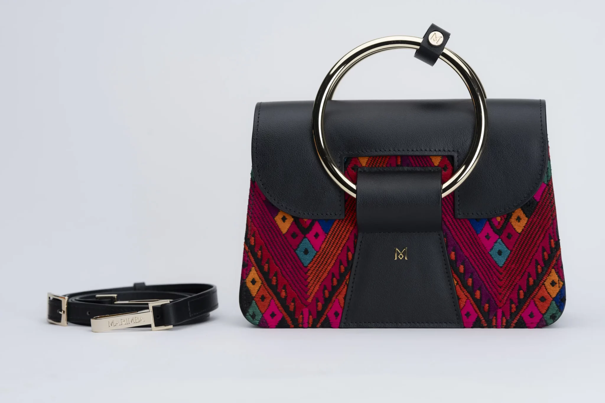 Sac à main en cuir et Huipil de Marimba Couture, modèle El Nativo de couleur noir
