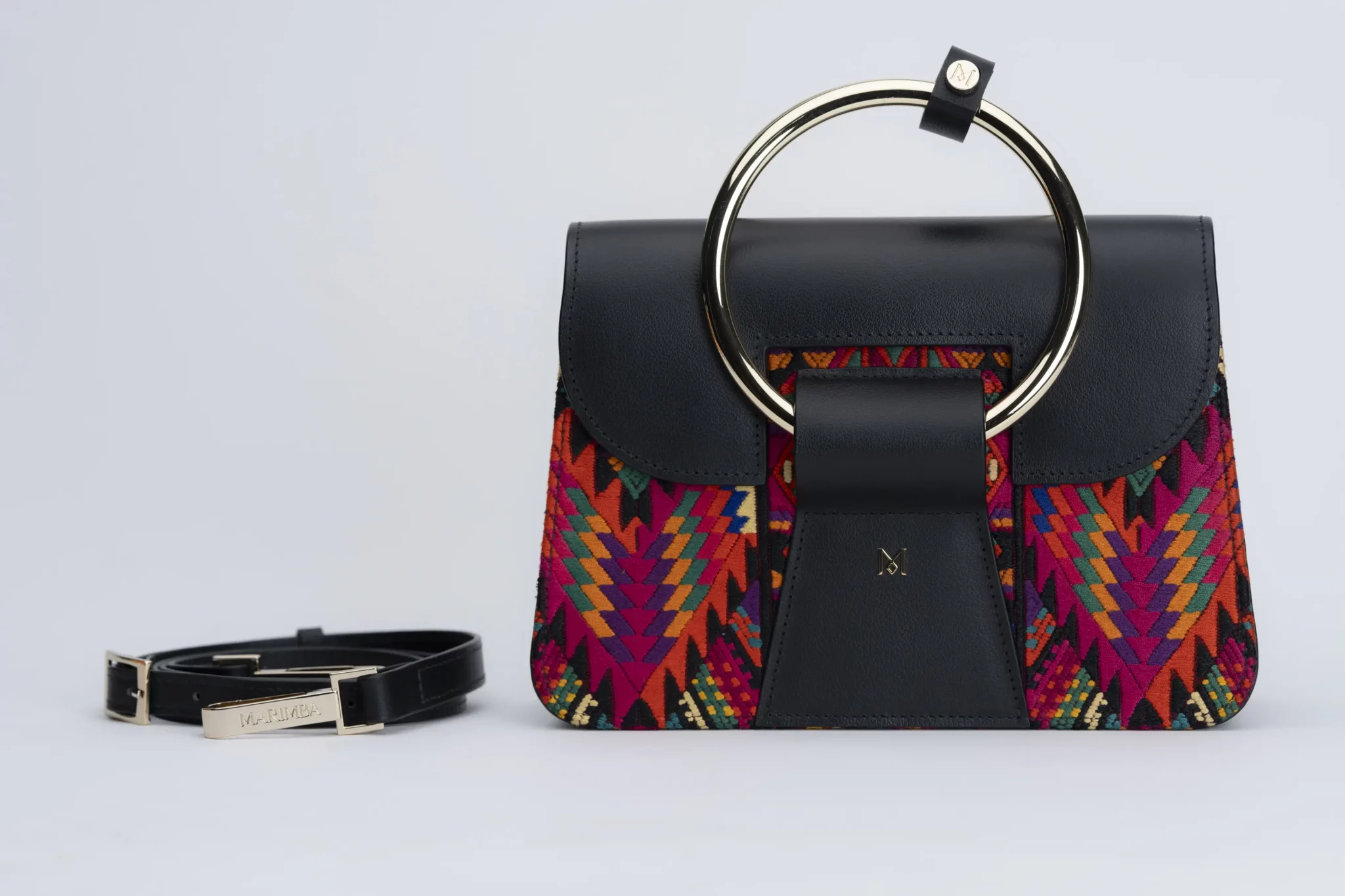 Sac à main en cuir et Huipil de Marimba Couture, modèle El Nativo de couleur noir