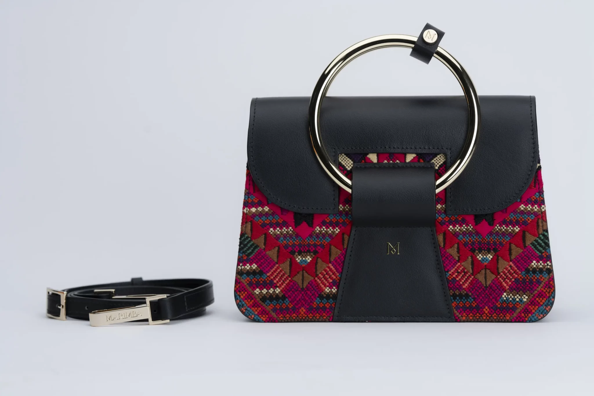 Sac à main en cuir et Huipil de Marimba Couture, modèle El Nativo de couleur noir