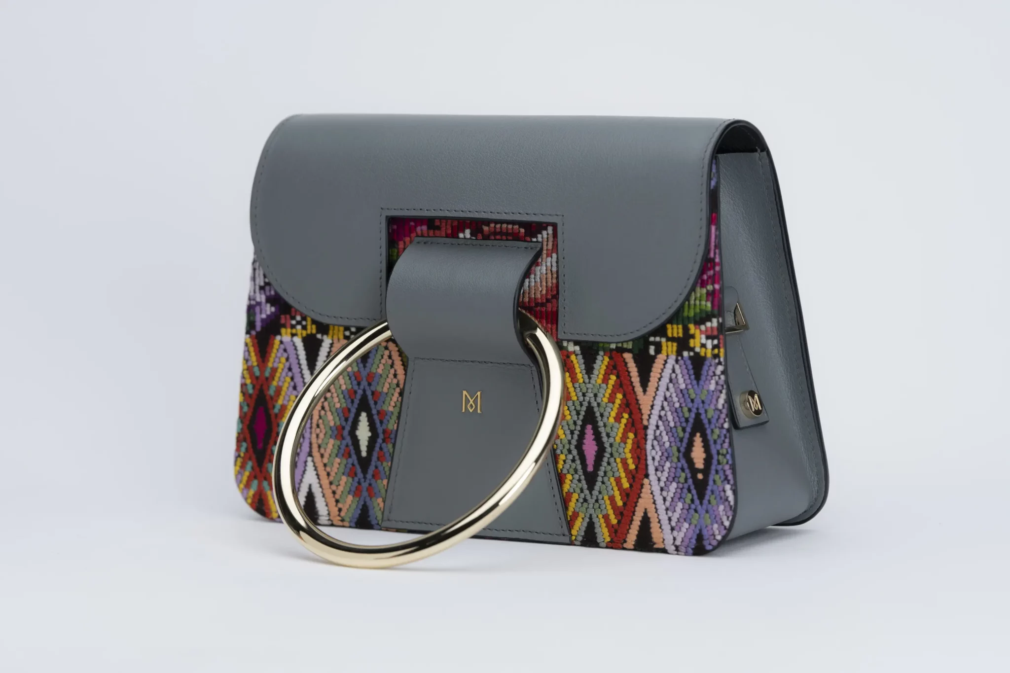 Sac à main en cuir et Huipil de Marimba Couture, modèle El Nativo de couleur gris