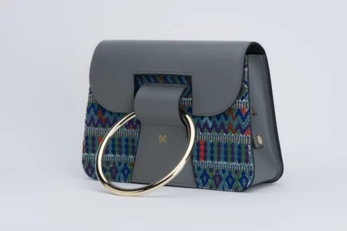 Sac à main en cuir et Huipil de Marimba Couture, modèle El Nativo de couleur gris