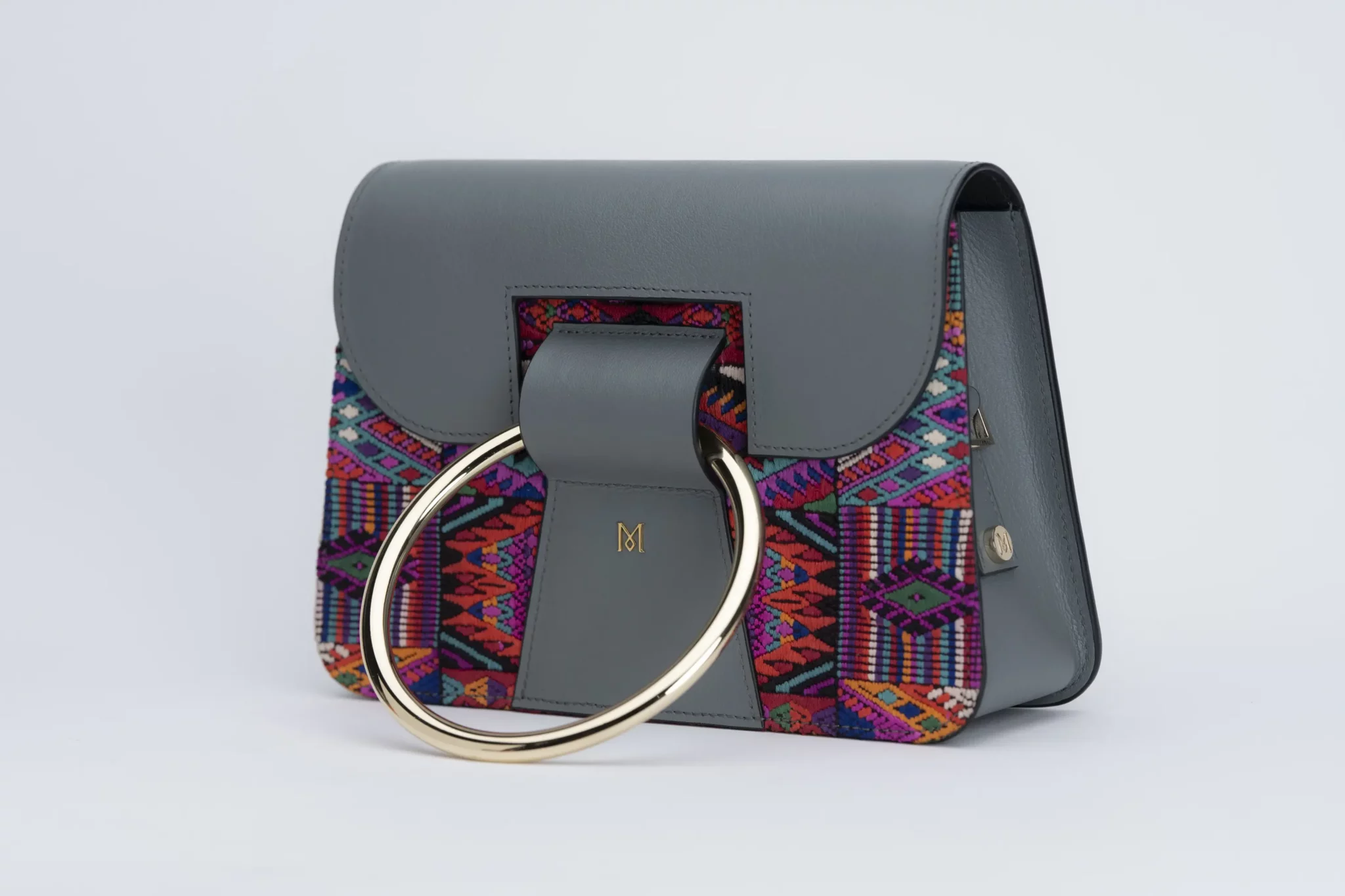 Sac à main en cuir et Huipil de Marimba Couture, modèle El Nativo de couleur gris