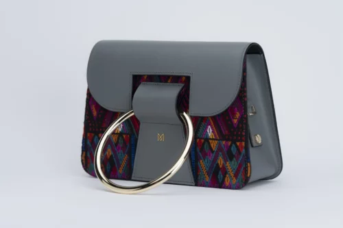 Sac à main en cuir et Huipil de Marimba Couture, modèle El Nativo de couleur gris