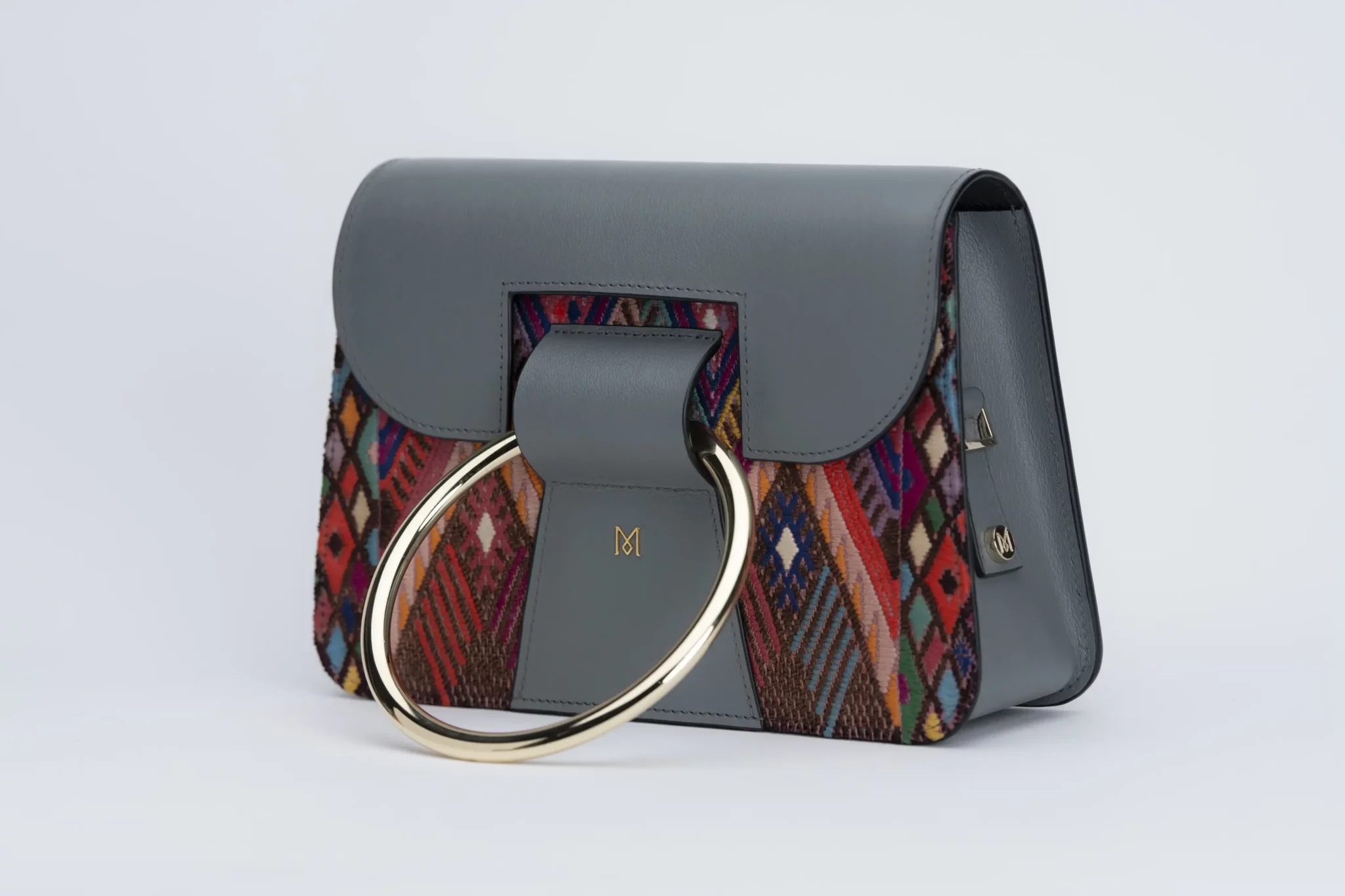 Sac à main en cuir et Huipil de Marimba Couture, modèle El Nativo de couleur gris