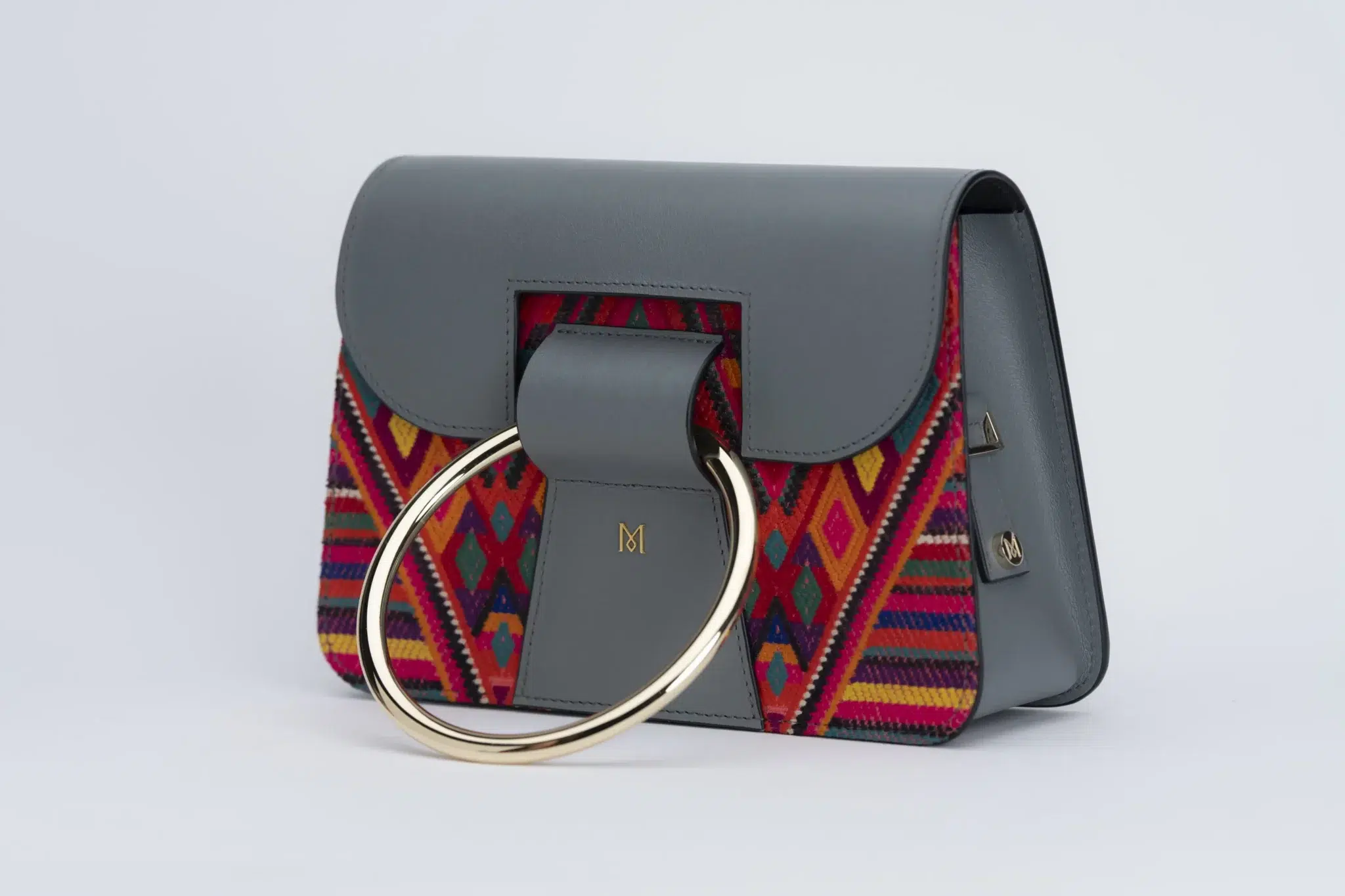 Sac à main en cuir et Huipil de Marimba Couture, modèle El Nativo de couleur gris