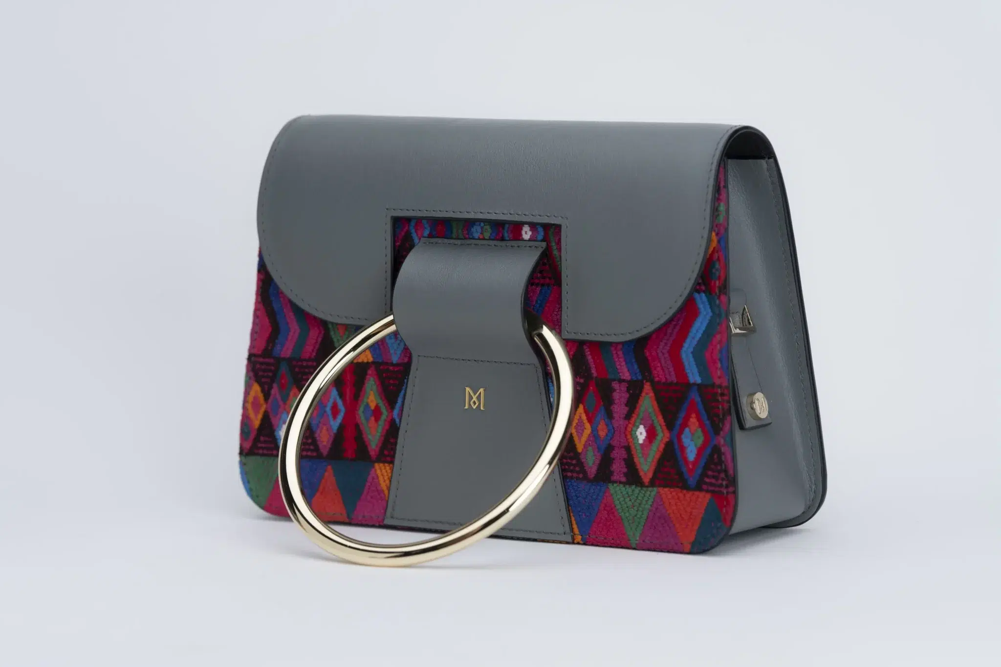 Sac à main en cuir et Huipil de Marimba Couture, modèle El Nativo de couleur gris