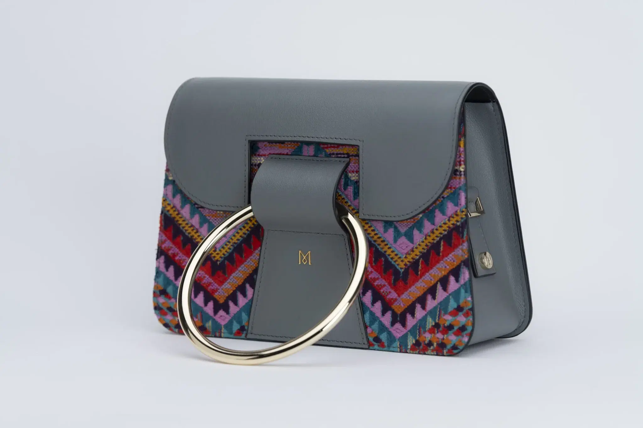 Sac à main en cuir et Huipil de Marimba Couture, modèle El Nativo de couleur gris