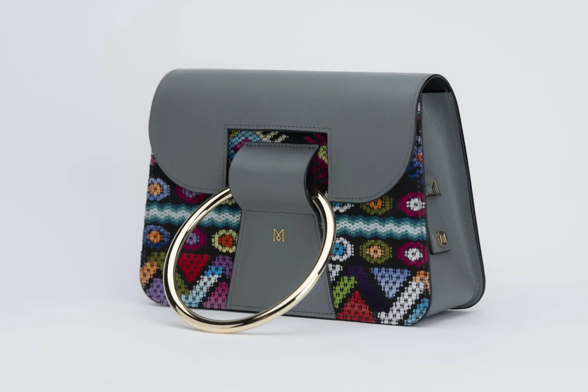 Sac à main en cuir et Huipil de Marimba Couture, modèle El Nativo de couleur gris