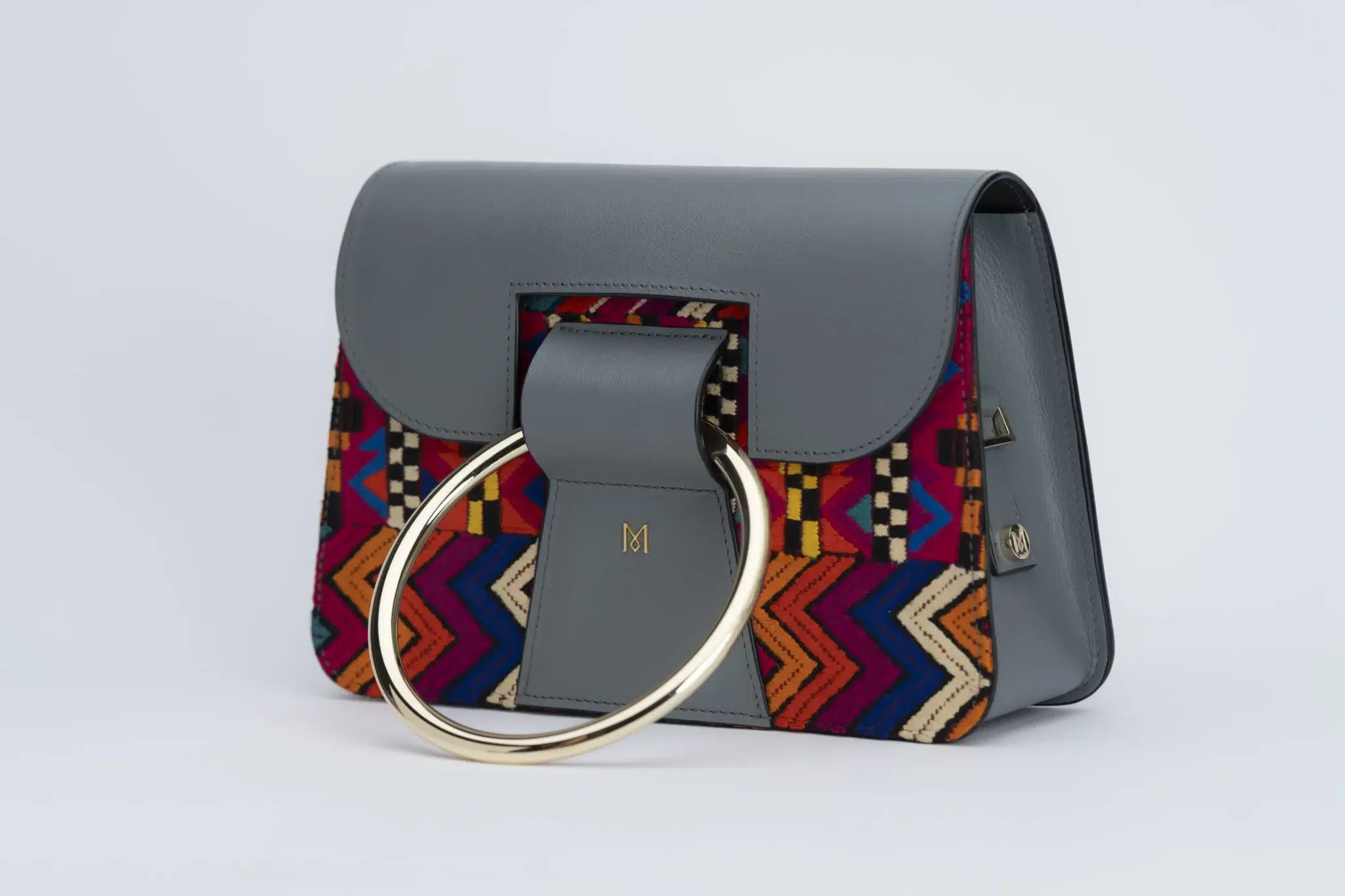 Sac à main en cuir et Huipil de Marimba Couture, modèle El Nativo de couleur gris