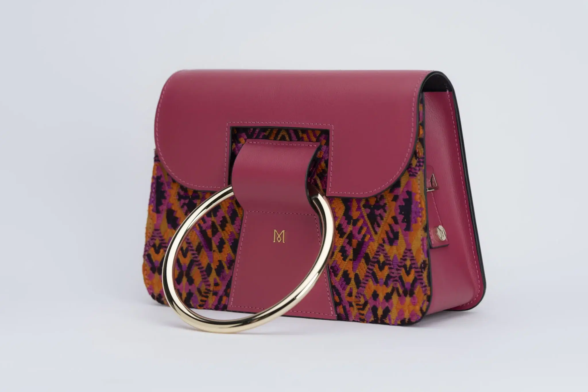 Sac à main en cuir et Huipil de Marimba Couture, modèle El Nativo de couleur rose