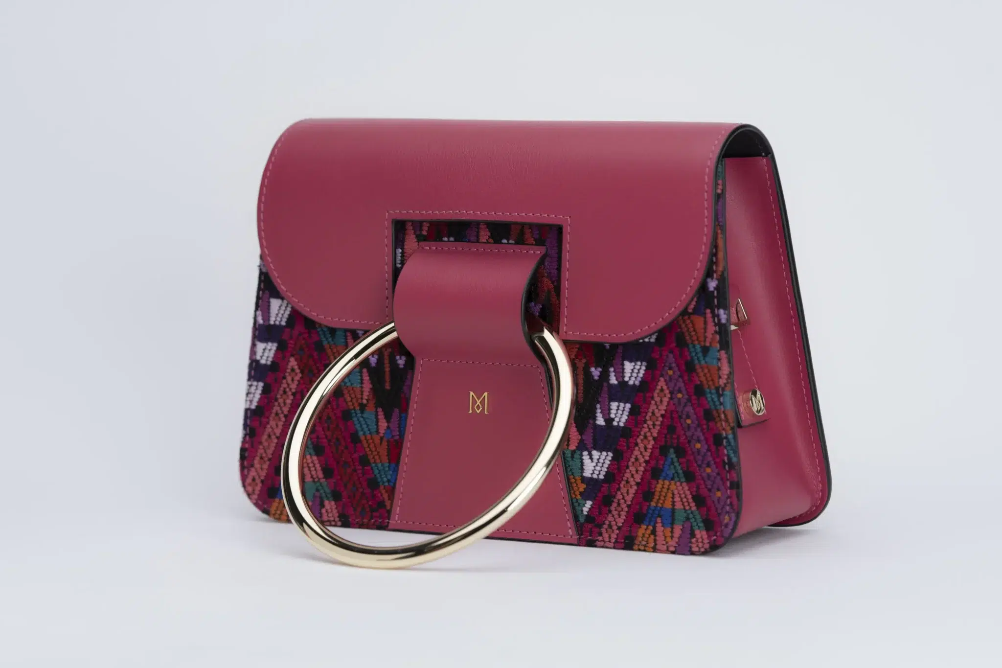 Sac à main en cuir et Huipil de Marimba Couture, modèle El Nativo de couleur rose