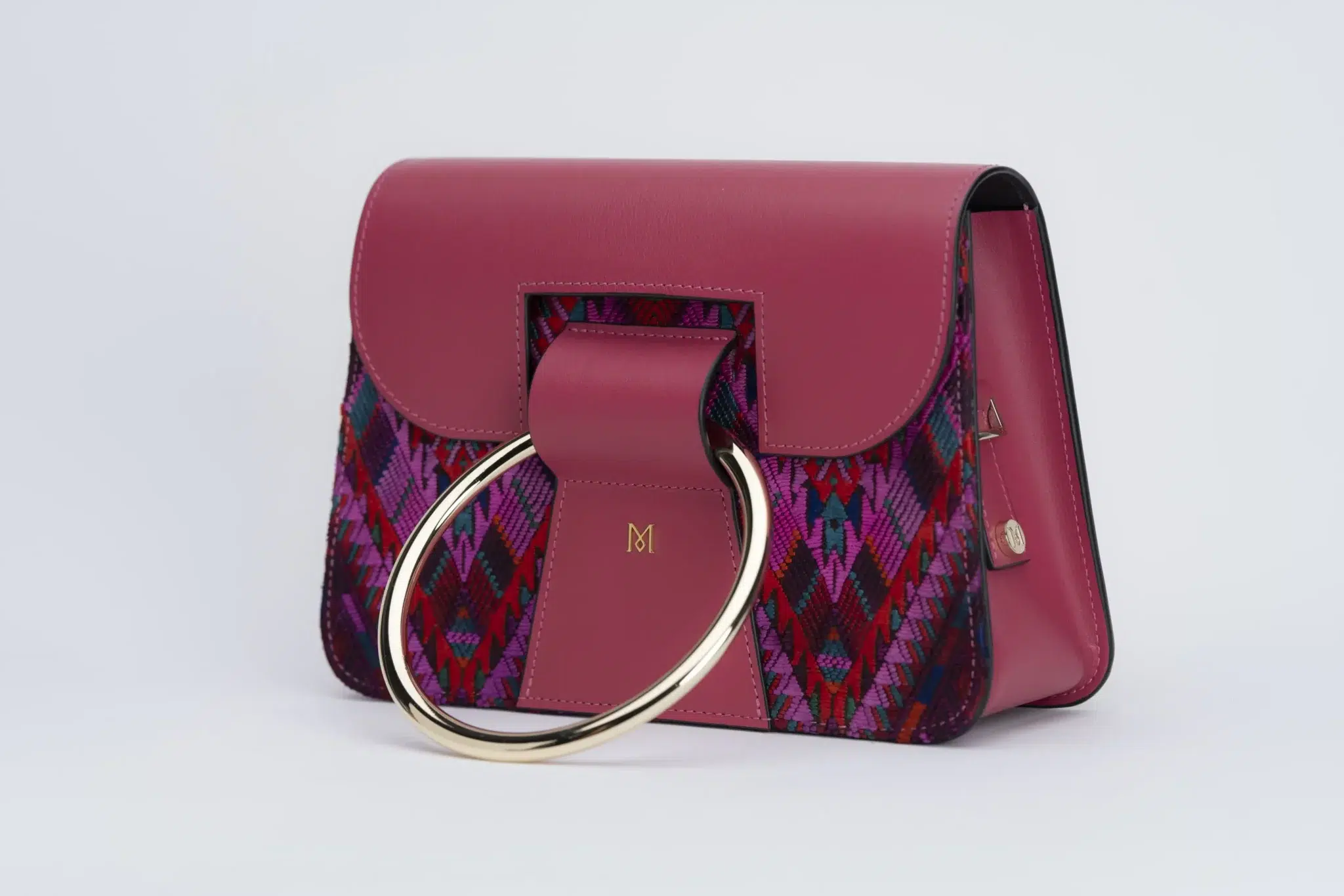 Sac à main en cuir et Huipil de Marimba Couture, modèle El Nativo de couleur rose