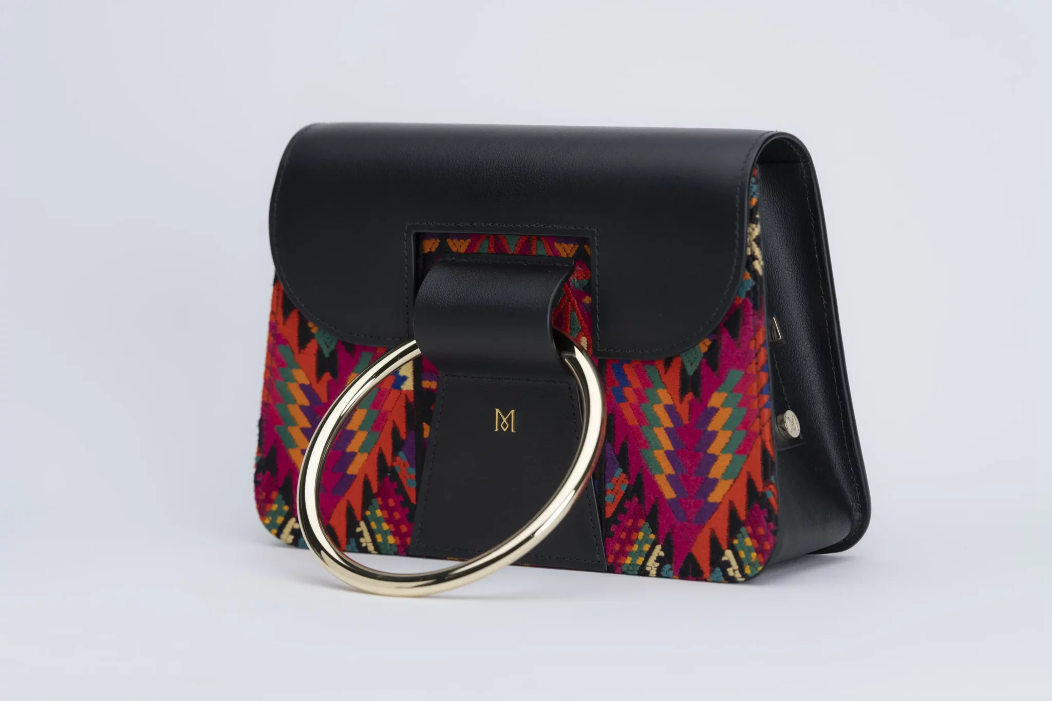 Sac à main en cuir et Huipil de Marimba Couture, modèle El Nativo de couleur noir