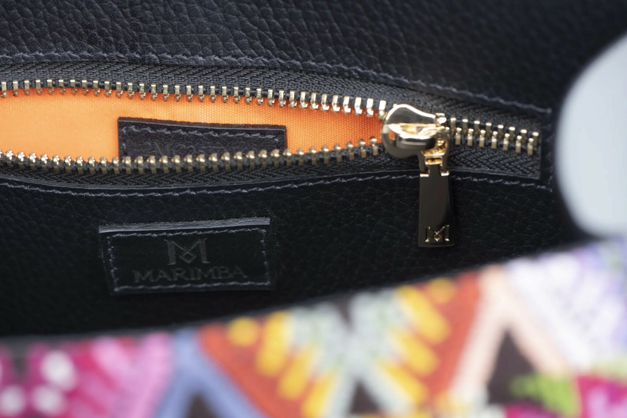 Sac à main en cuir et Huipil de Marimba Couture, modèle El Nativo de couleur gris