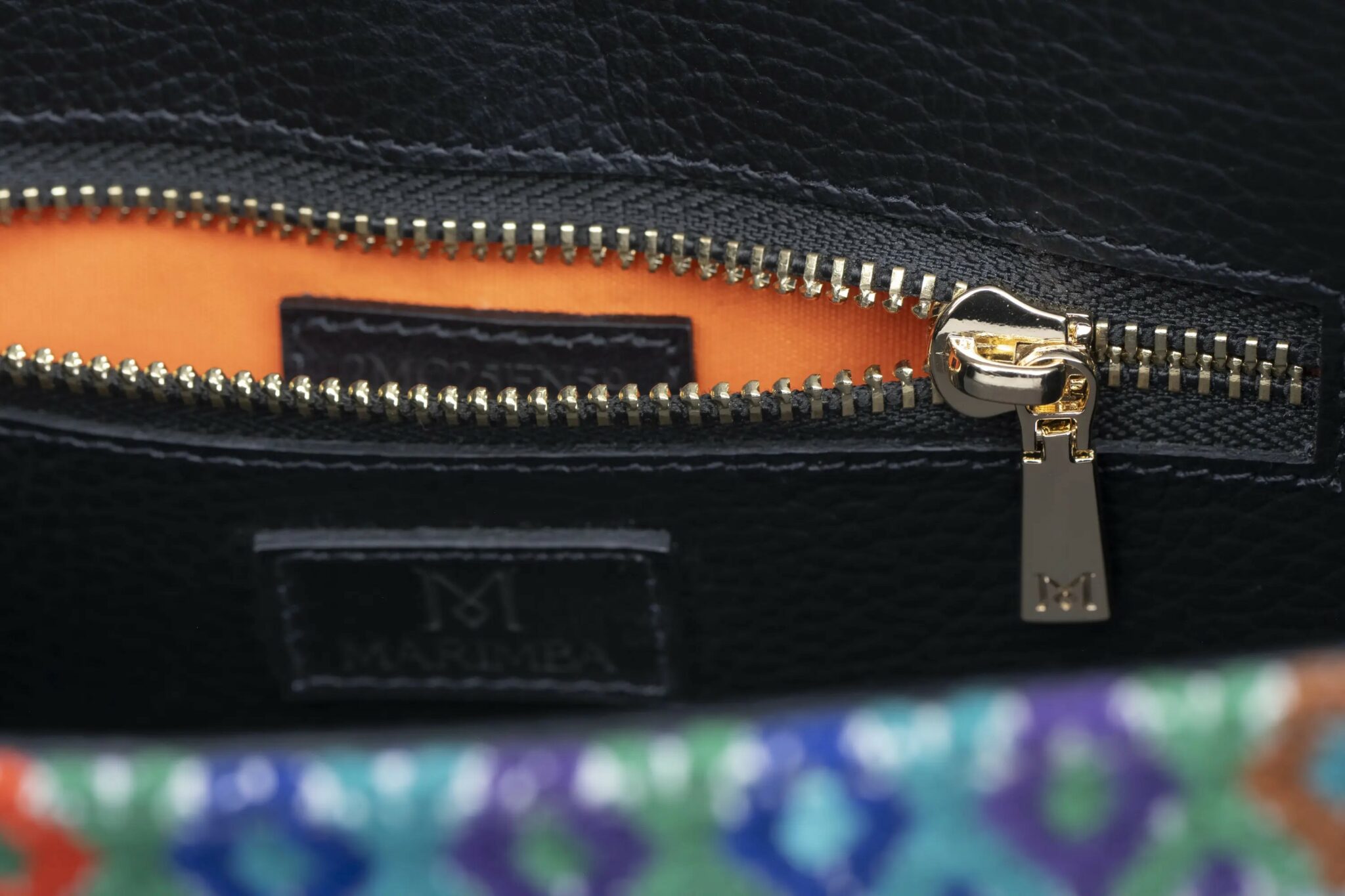 Sac à main en cuir et Huipil de Marimba Couture, modèle El Nativo de couleur gris